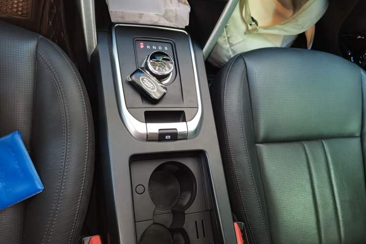 Used Land Rover Discovery Sport 2018 240 PS SE Version Gear Lever
