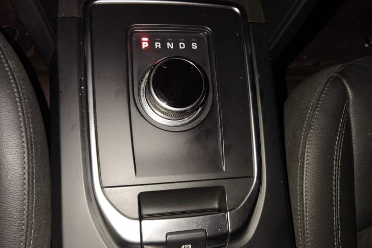 Used Land Rover Discovery Sport 2018 200 PS PURE Edition Gear Lever