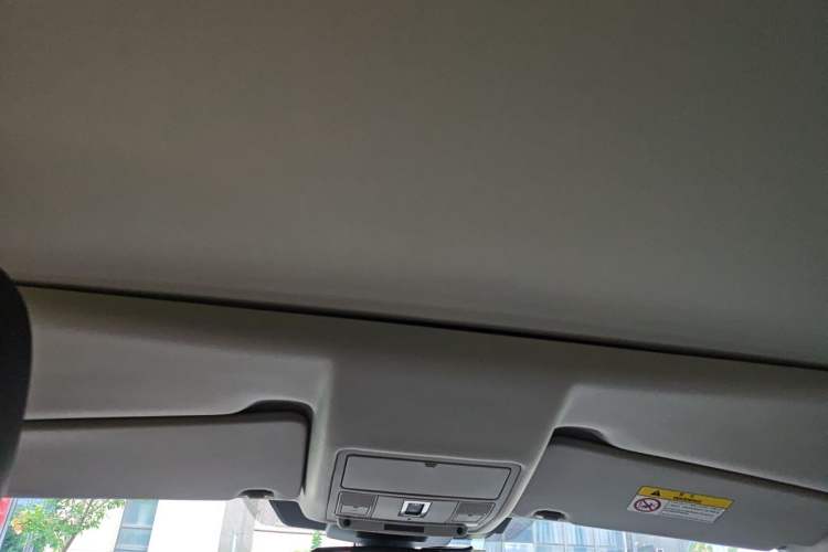 Used Land Rover Discovery Sport 2018 240 PS SE Version Headliner