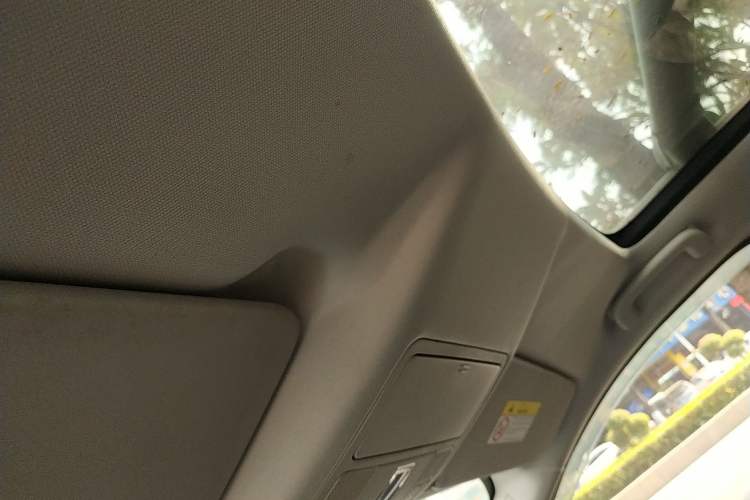 Used Land Rover Discovery Sport 2018 240 PS SE Version Headliner