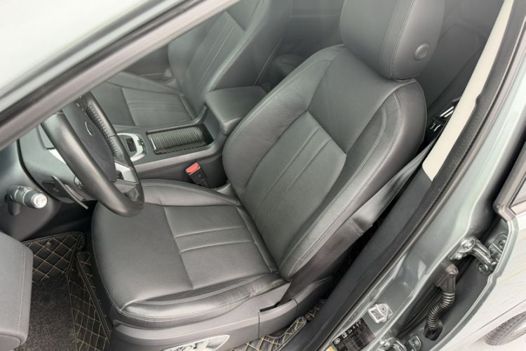 Used Land Rover Discovery Sport 2018 240 PS SE Version Interior 4