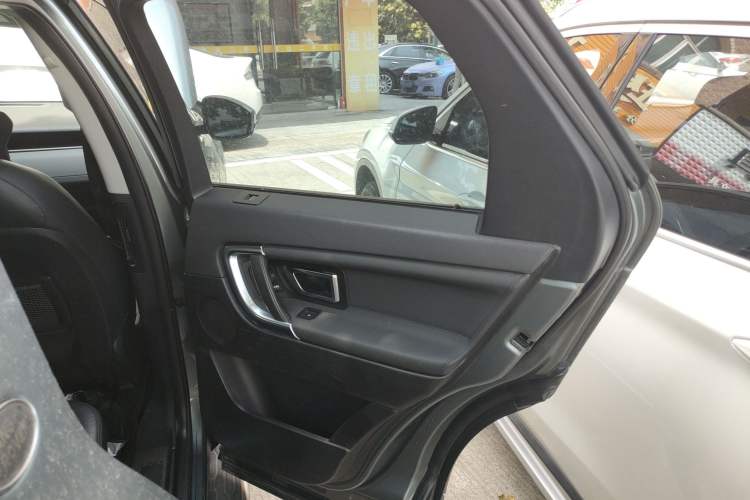 Used Land Rover Discovery Sport 2018 240 PS HSE LUXURY Edition Interior 6