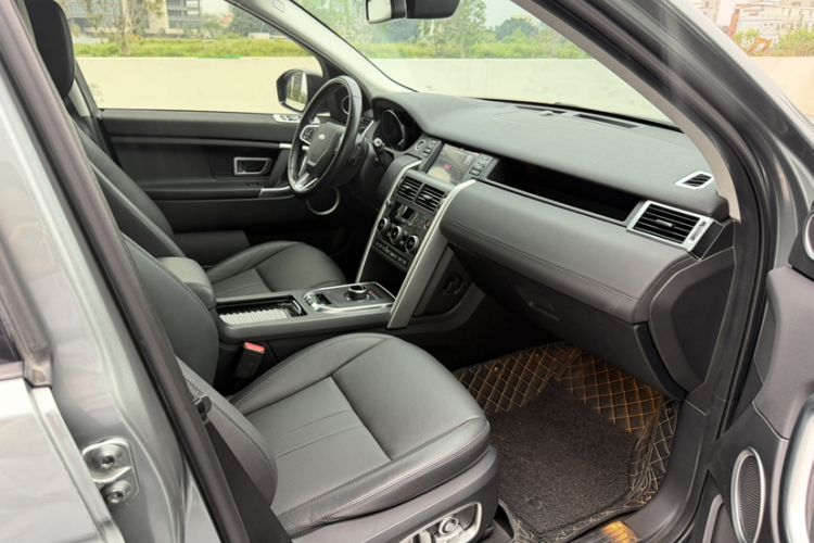 Used Land Rover Discovery Sport 2018 240 PS SE Version Interior 6