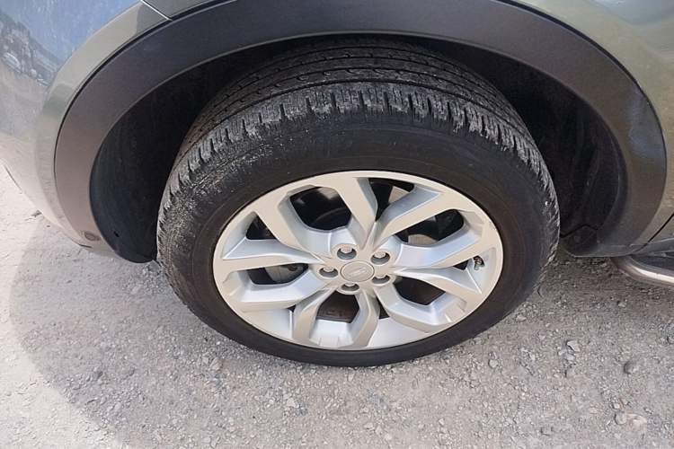 Used Land Rover Discovery Sport 2018 240 PS HSE Version Left Front Wheel Hub