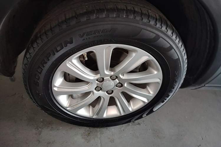Used Land Rover Discovery Sport 2018 240 PS SE Version Left Front Wheel Hub