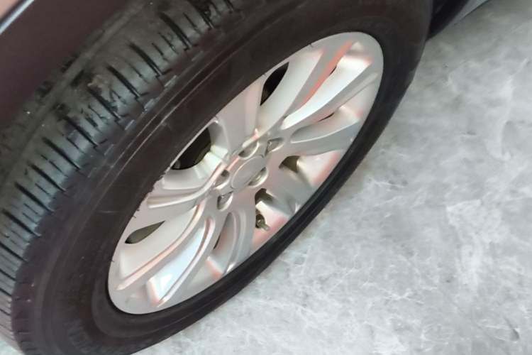 Used Land Rover Discovery Sport 2018 240 PS SE Version Left Front Wheel Hub