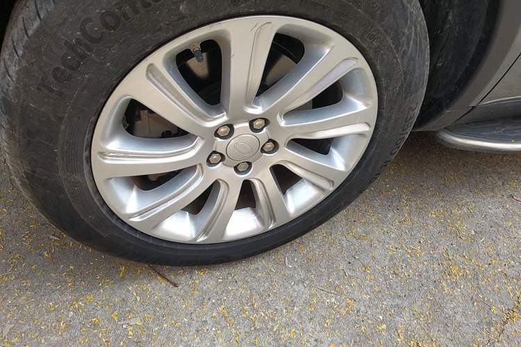 Used Land Rover Discovery Sport 2018 240 PS SE Version Left Front Wheel Hub