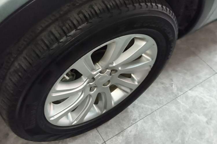 Used Land Rover Discovery Sport 2018 240 PS SE Version Left Front Wheel Hub