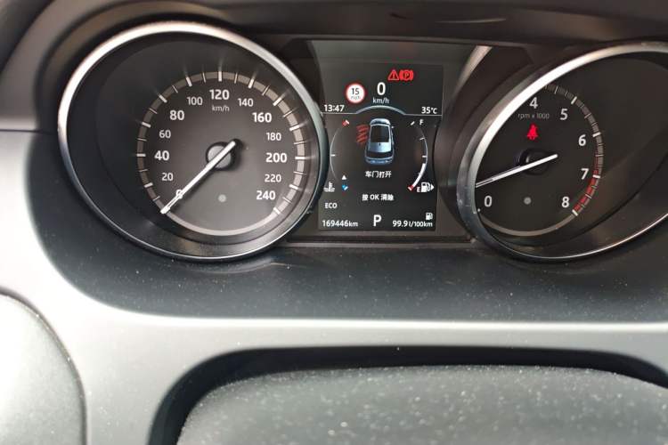 Used Land Rover Discovery Sport 2018 240 PS SE Version Odometer Close Up
