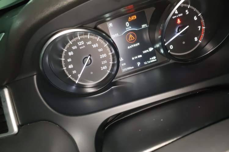 Used Land Rover Discovery Sport 2018 240 PS HSE Version Odometer Close Up