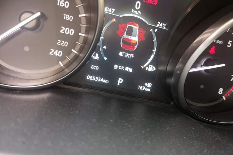 Used Land Rover Discovery Sport 2018 240 PS HSE Version Odometer Close Up