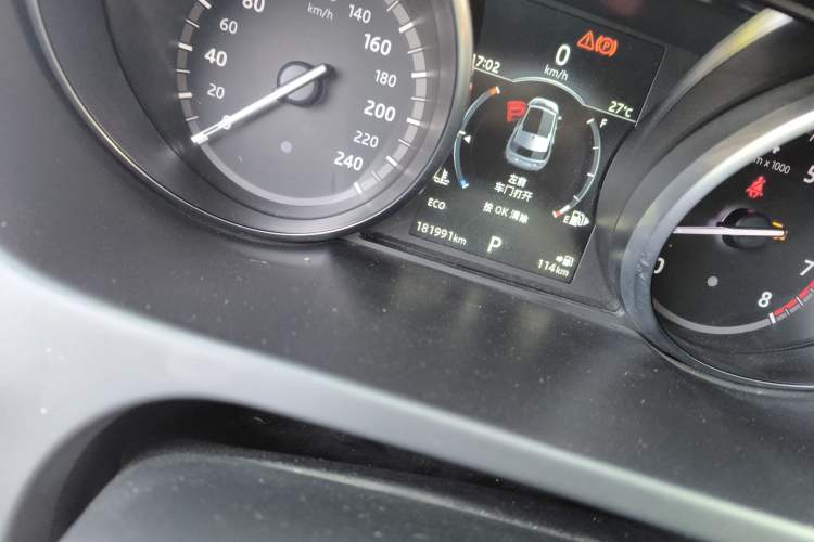 Used Land Rover Discovery Sport 2018 240 PS SE Version Odometer Close Up
