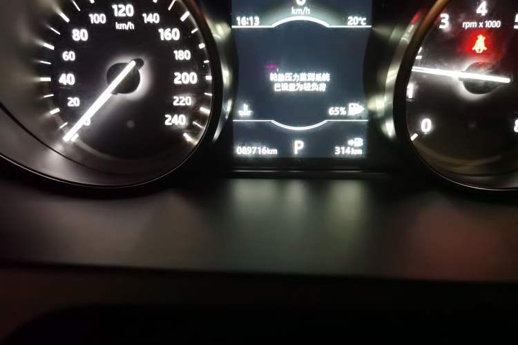 Used Land Rover Discovery Sport 2018 200 PS PURE Edition Odometer Close Up