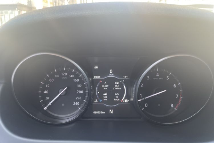 Used Land Rover Discovery Sport 2018 240 PS SE Version Odometer Close Up