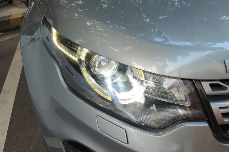 Used Land Rover Discovery Sport 2018 240 PS SE Version Right Front Headlight