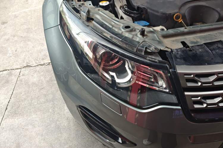 Used Land Rover Discovery Sport 2018 240 PS SE Version Right Front Headlight