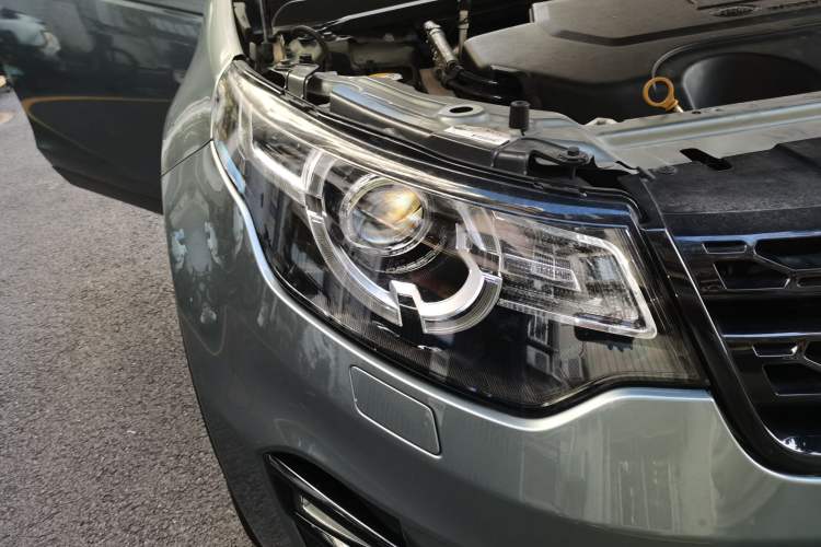 Used Land Rover Discovery Sport 2018 240 PS SE Version Right Front Headlight