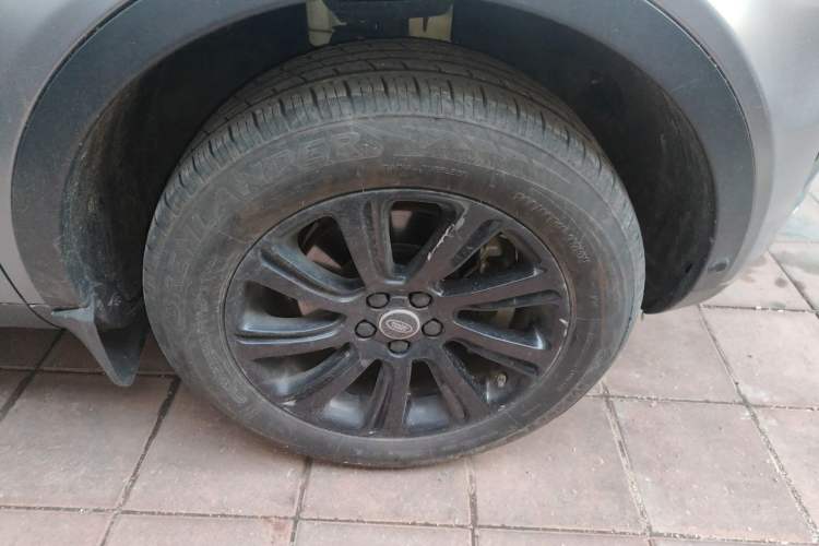 Used Land Rover Discovery Sport 2018 240 PS SE Version Right Front Wheel Hub