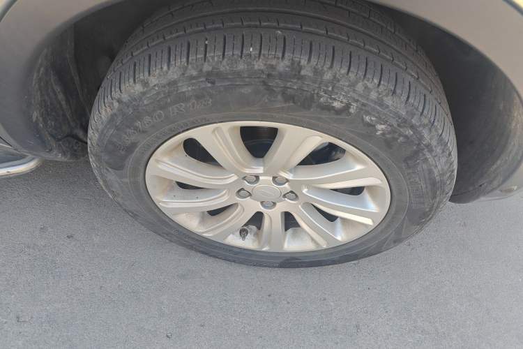 Used Land Rover Discovery Sport 2018 240 PS SE Version Right Front Wheel Hub