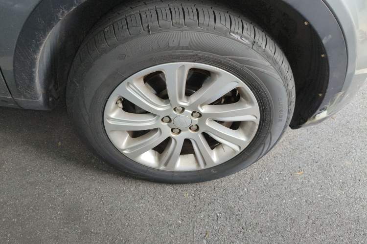 Used Land Rover Discovery Sport 2018 240 PS SE Version Right Front Wheel Hub