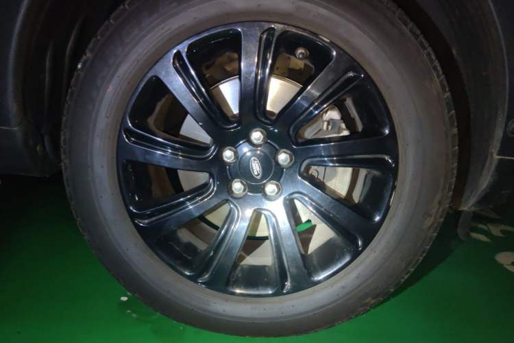 Used Land Rover Discovery Sport 2018 240 PS SE Version Right Front Wheel Hub