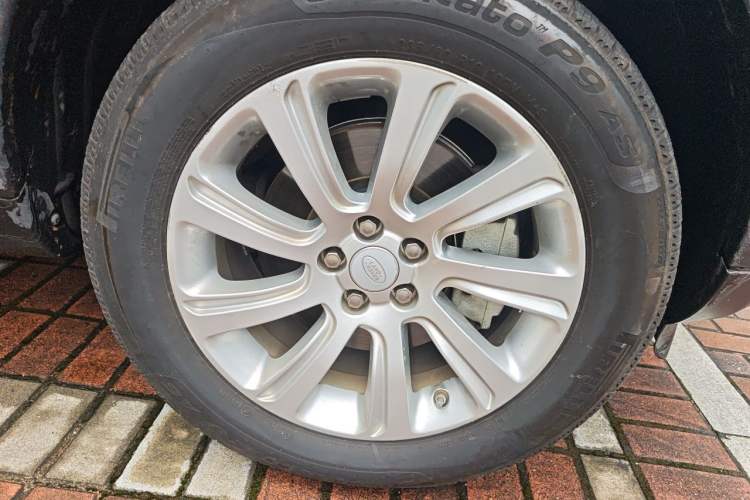 Used Land Rover Discovery Sport 2018 240 PS SE Version Right Front Wheel Hub