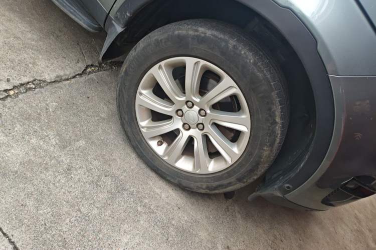 Used Land Rover Discovery Sport 2018 240 PS SE Version Right Front Wheel Hub