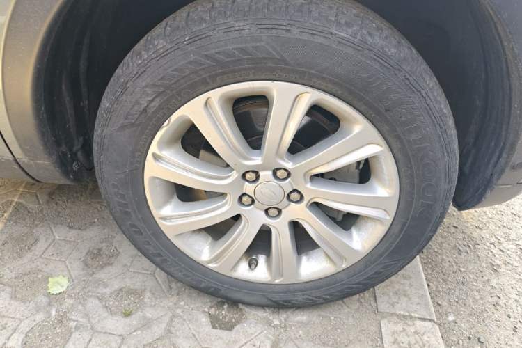 Used Land Rover Discovery Sport 2018 240 PS SE Version Right Front Wheel Hub