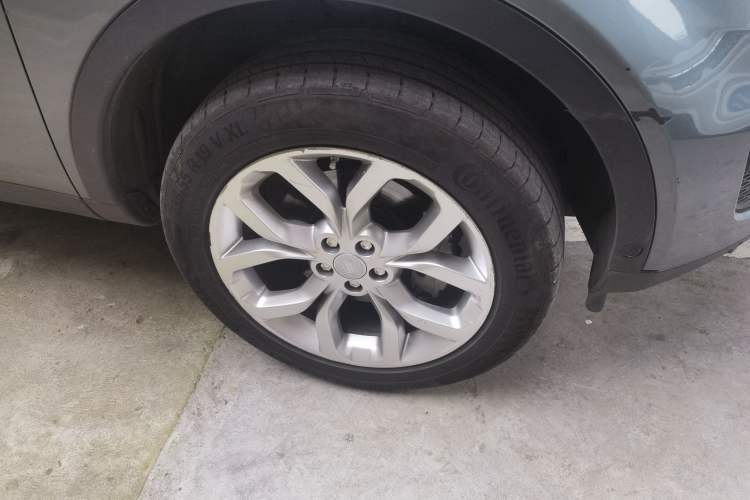 Used Land Rover Discovery Sport 2018 240 PS HSE Version Right Front Wheel Hub