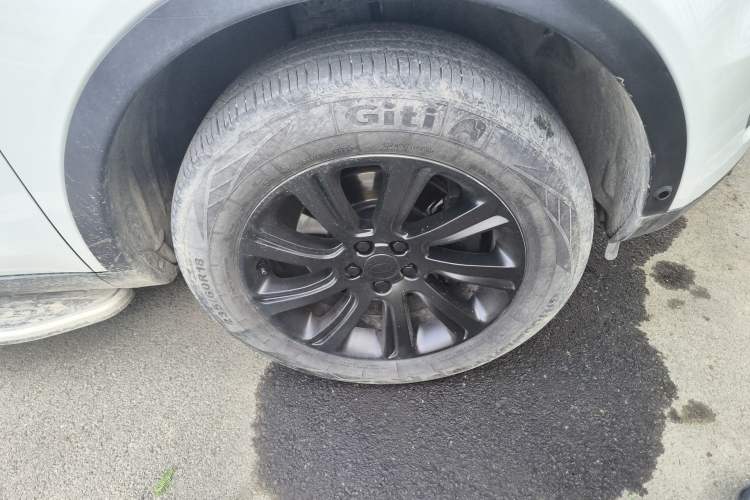 Used Land Rover Discovery Sport 2018 240 PS SE Version Right Front Wheel Hub