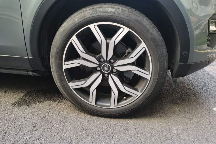 Used Land Rover Discovery Sport 2018 240 PS SE Version Right Front Wheel Hub