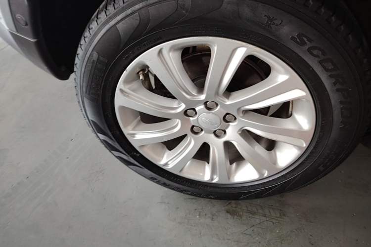 Used Land Rover Discovery Sport 2018 240 PS SE Version Right Rear Wheel Hub