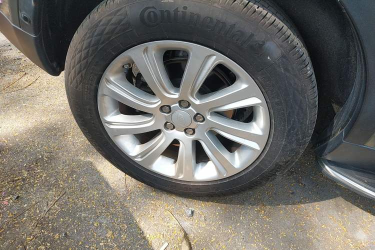 Used Land Rover Discovery Sport 2018 240 PS SE Version Right Rear Wheel Hub