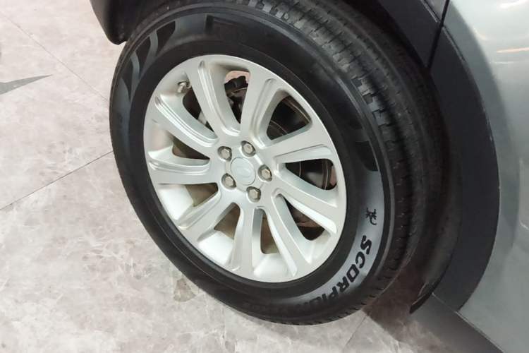 Used Land Rover Discovery Sport 2018 240 PS SE Version Right Rear Wheel Hub
