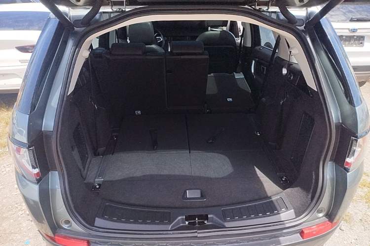 Used Land Rover Discovery Sport 2018 240 PS HSE Version Trunk