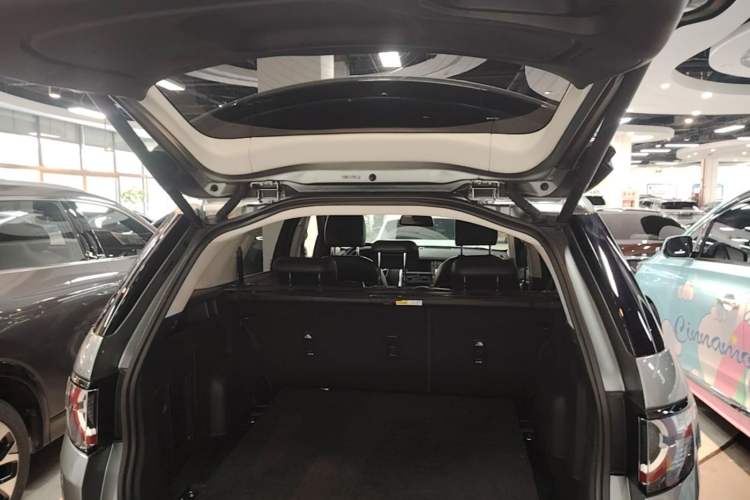Used Land Rover Discovery Sport 2018 240 PS SE Version Trunk