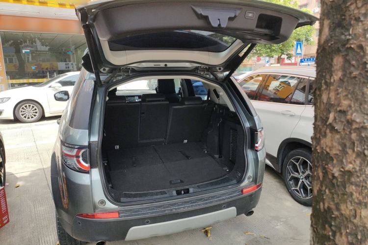Used Land Rover Discovery Sport 2018 240 PS HSE LUXURY Edition Trunk