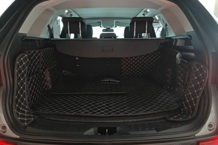Used Land Rover Discovery Sport 2018 240 PS SE Version Trunk