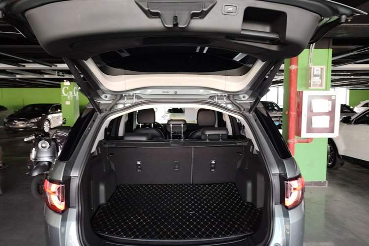 Used Land Rover Discovery Sport 2018 240 PS SE Version Trunk