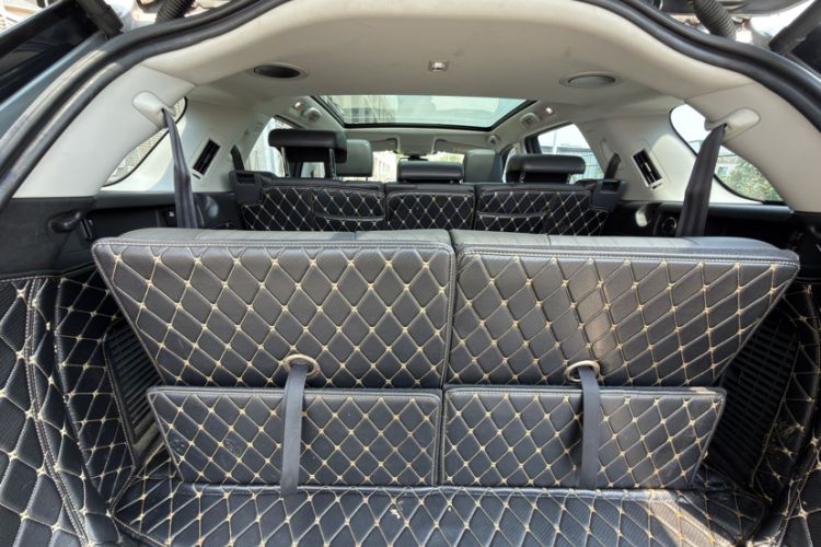 Used Land Rover Discovery Sport 2018 240 PS HSE Version Trunk