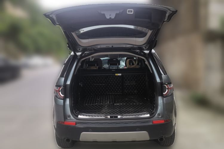 Used Land Rover Discovery Sport 2018 240 PS HSE Version Trunk