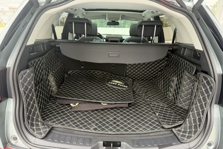 Used Land Rover Discovery Sport 2018 240 PS SE Version Trunk