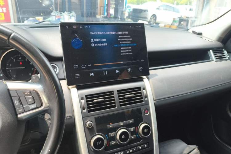 Used Land Rover Discovery Sport 2018 240 PS SE Version Audio And AC Panel