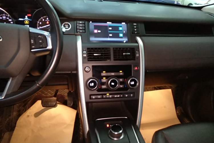 Used Land Rover Discovery Sport 2018 240 PS SE Version Audio And AC Panel