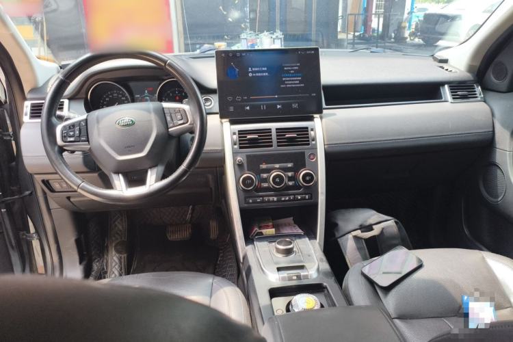 Used Land Rover Discovery Sport 2018 240 PS SE Version Center Console