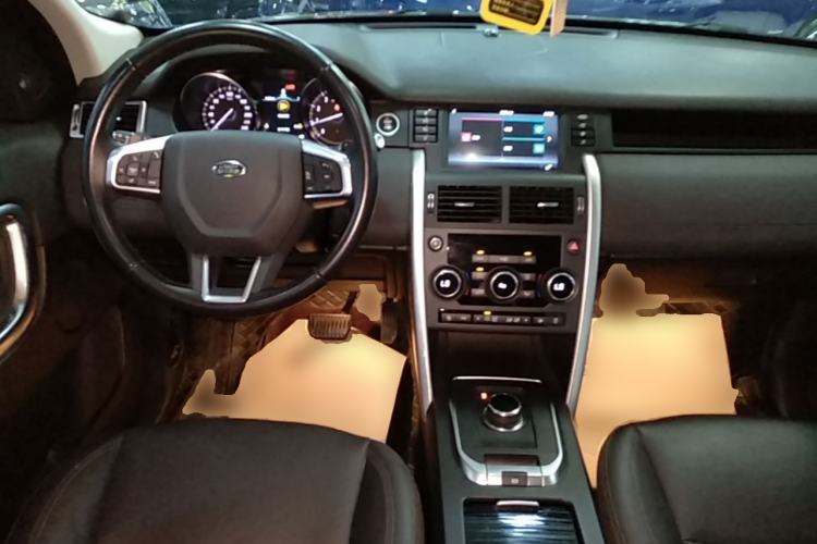Used Land Rover Discovery Sport 2018 240 PS SE Version Center Console