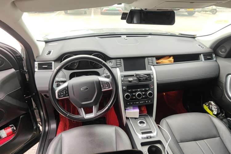 Used Land Rover Discovery Sport 2018 240 PS HSE Version Center Console