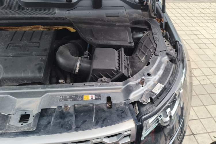 Used Land Rover Discovery Sport 2018 240 PS SE Version Engine Bay Left
