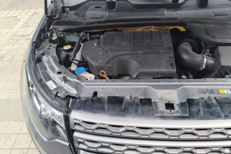 Used Land Rover Discovery Sport 2018 240 PS SE Version Engine Bay Right