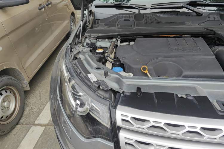 Used Land Rover Discovery Sport 2018 240 PS HSE Version Engine Bay Right